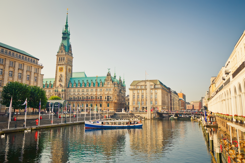 HamburgHamburg, die lebendige Stadt an der Elbe, bietet Erlebnisse auf Weltklasseniveau: ob Romantik, Shopping, Kunst oder Gastronomie, hier ist für alle etwas dabei.