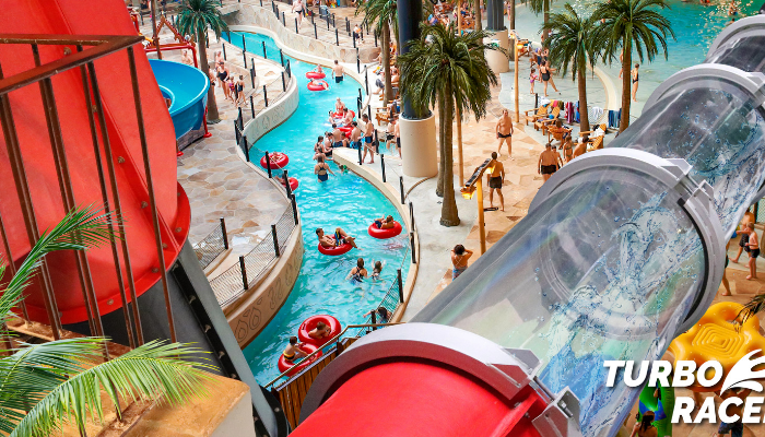 Nyhet! Turbo RacerTurbo Racer är en spektakulär nyhet i Aquadome™ i Lalandia Billund, och en klar favorit bland vilda vattendjur. Det börjar högt upp i Aquadome™, och erbjuder upplevelsen av fritt fall och mycket fart. Kontrollera din tid på hastighetsmätaren och tävla med familjen för att få den snabbaste tiden!
Kan upplevas på Lalandia