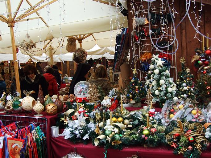 KrakovaSuurimmat joulumarkkinat pidetään joka vuosi Krakovan suurella torilla.  Se houkuttelee vieraita niin läheltä kuin kaukaa.  
Joulumarkkinat: 25/11 - 30/12
 
 
 