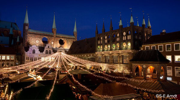 Przytulna Lubeka Jarmark Bożonarodzeniowy w Lubece został zorganizowany po raz pierwszy 350 lat temu.
Jarmark w terminie: 26/11-30/12
 